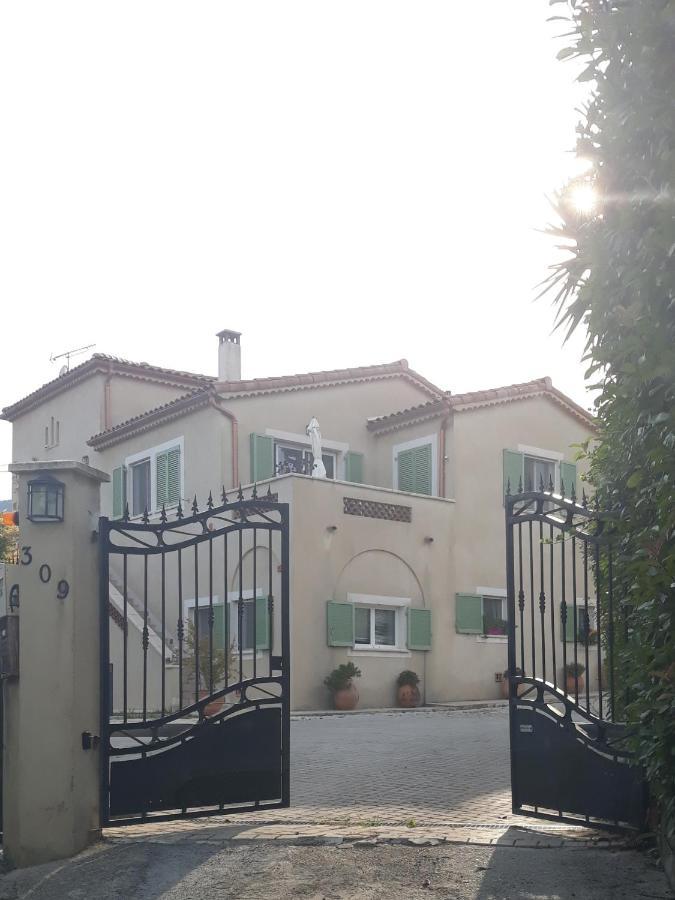 Coin Azur Des Amoureux Carros Exterior photo